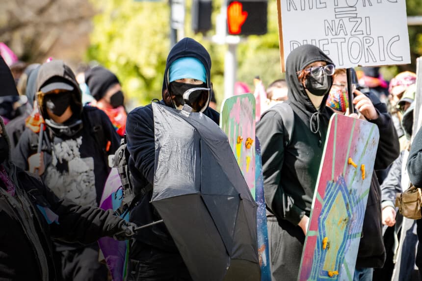 Activistas de Antifa se reúnen en Sacramento, California, el 28 de marzo de 2023. John Fredricks/The Epoch Times