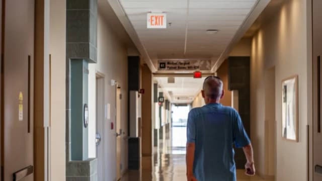 Un hombre camina por un pasillo de hospital en Irvine, California, el 11 de octubre de 2016. (John Fredricks/The Epoch Times)
