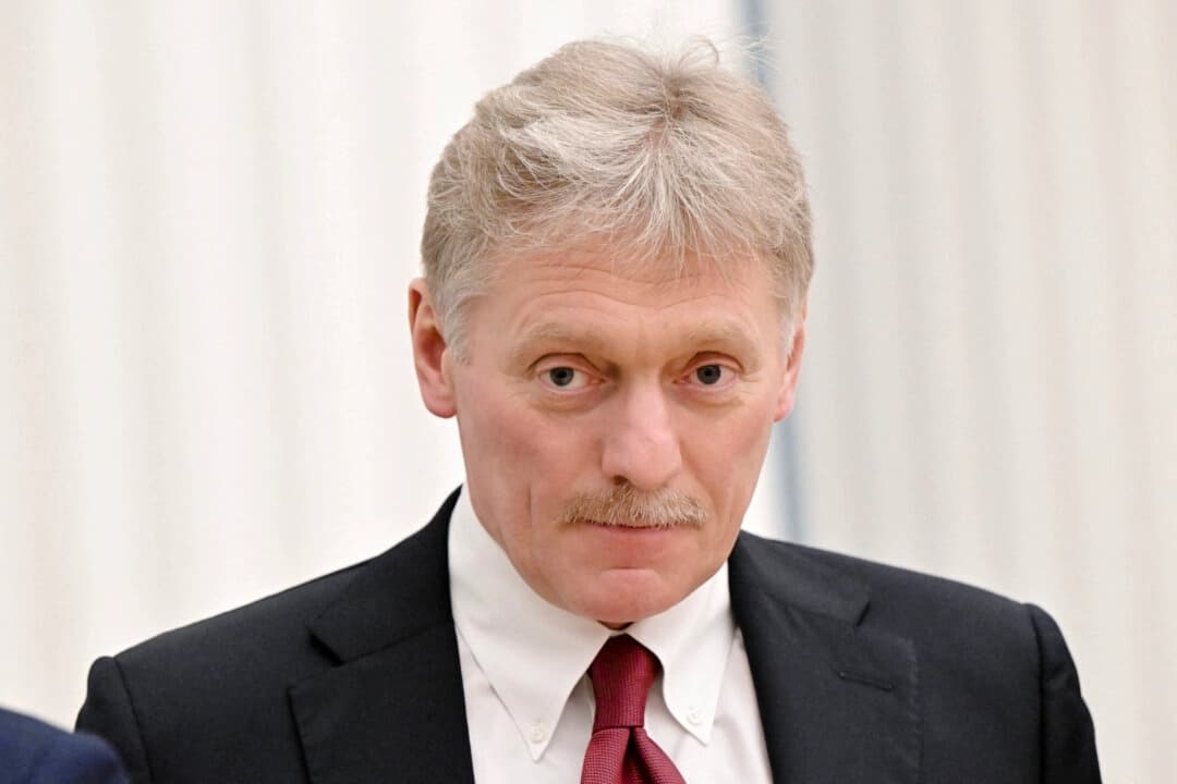 El vocero del Kremlin, Dmitry Peskov, asiste a una conferencia de prensa conjunta del presidente ruso, Vladimir Putin, y el presidente bielorruso, Alexander Lukashenko, en Moscú, el 18 de febrero de 2022. (Sputnik/Sergey Guneev/Kremlin vía Reuters)
