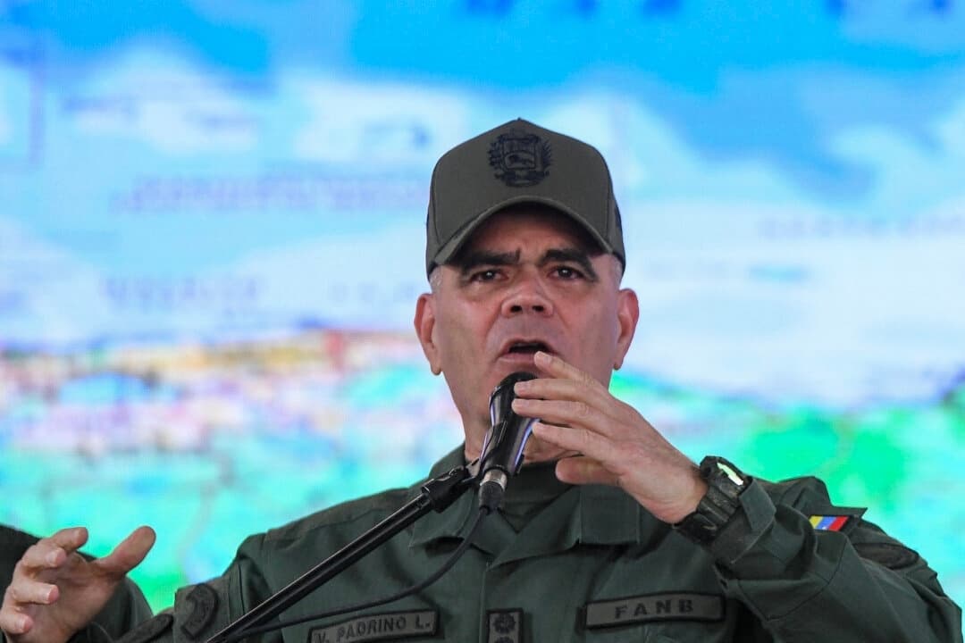 El ministro de Defensa de Venezuela, Vladimir Padrino López (derecha), habla durante una conferencia de prensa en Caracas, Venezuela, el 27 de agosto de 2025. (AFP vía Getty Images)
