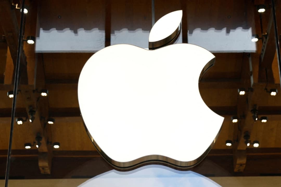 Vista del logotipo de Apple en una tienda de la compañía en París, Francia, el 23 de abril de 2025. (Abdul Saboor/Reuters)