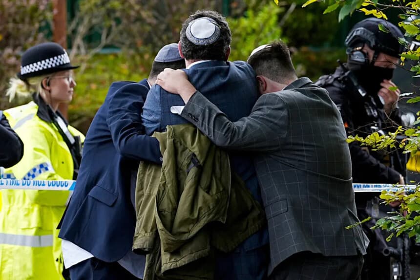 La ministra del Interior británica, Shabana Mahmood (C), estrecha la mano a los agentes de policía durante su visita al lugar del ataque terrorista en la sinagoga Heaton Park Hebrew Congregation, en Crumpsall, Mánchester, el 2 de octubre de 2025. Peter Byrne/PA vía AP