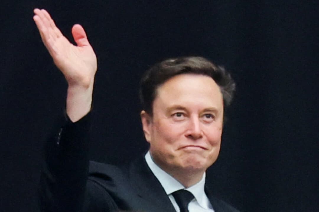 Elon Musk, director ejecutivo de Tesla, asiste a un servicio conmemorativo en memoria del comentarista conservador Charlie Kirk en el State Farm Stadium, en Glendale, Arizona, el 21 de septiembre de 2025. (Daniel Cole/Reuters)