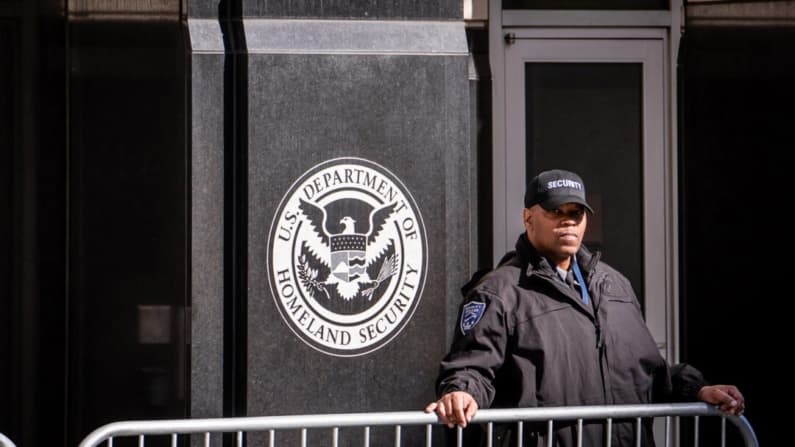 Donald Trump ordena pagar salarios atrasados a empleados de Seguridad Nacional