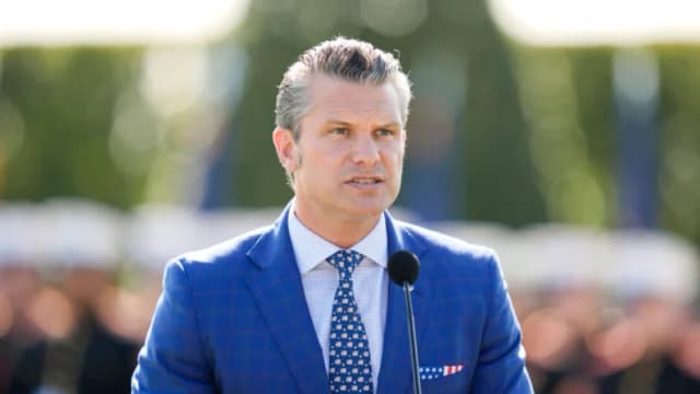 El secretario de Guerra, Pete Hegseth, habla durante la ceremonia del Día Nacional de Reconocimiento de los Prisioneros de Guerra y Desaparecidos en Acción en el Pentágono, Washington, el 19 de septiembre de 2025. (Julia Demaree Nikhinson/AP Photo)
