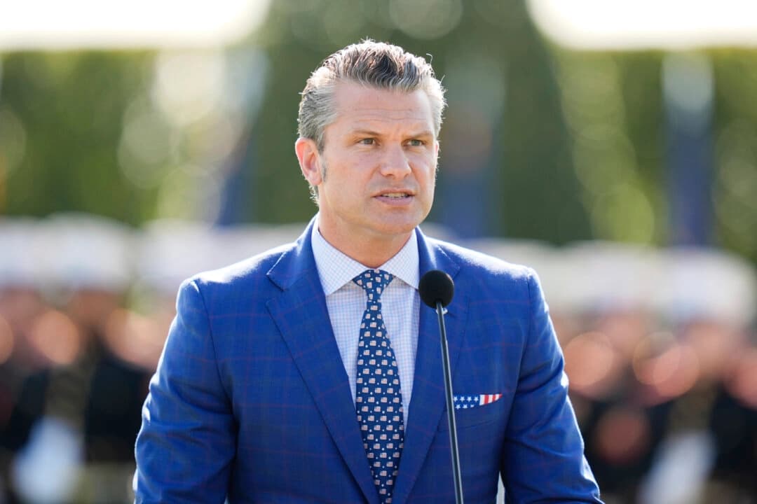 El secretario de Guerra, Pete Hegseth, habla durante la ceremonia del Día Nacional de Reconocimiento de los Prisioneros de Guerra y Desaparecidos en Acción en el Pentágono, Washington, el 19 de septiembre de 2025. (Julia Demaree Nikhinson/AP Photo)
