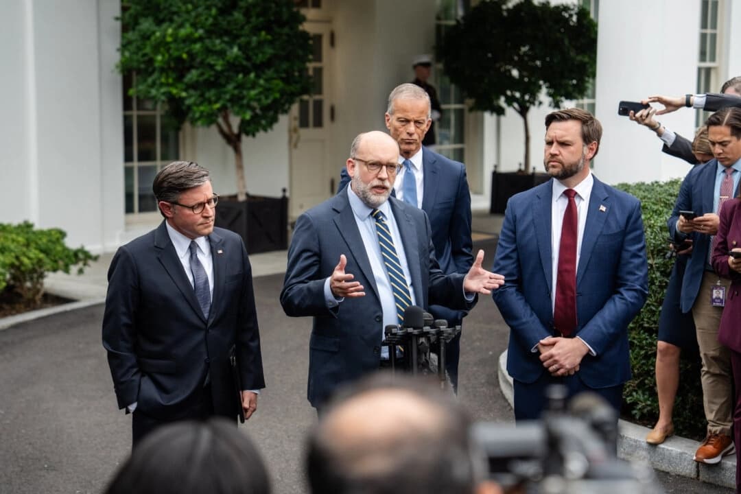 El director de la Oficina de Gestión y Presupuesto, Russel Vought (C), acompañado por el vicepresidente JD Vance (R), el presidente de la Cámara de Representantes Mike Johnson (R-La.) (L) y el líder de la mayoría del Senado John Thune (R-S.D.) (3.º por la izquierda), habla en la Casa Blanca el 29 de septiembre de 2025. (Madalina Kilroy/The Epoch Times)
