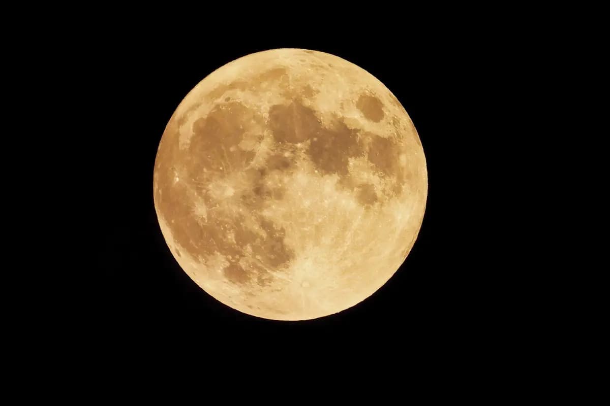 Una luna de cosecha con tonos anaranjados. Shutterstock/Jennifer-Davis