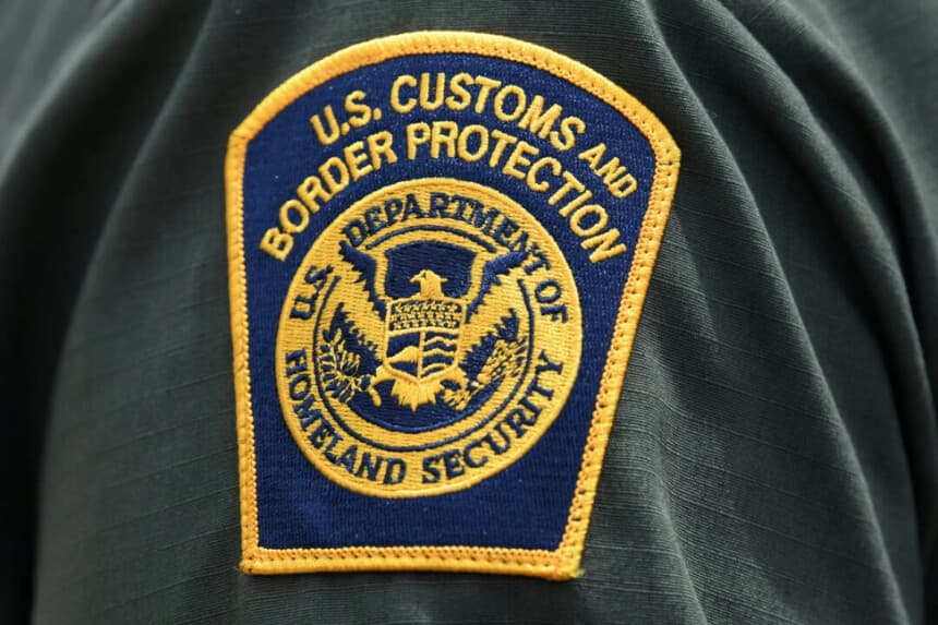 Una insignia de la Oficina de Aduanas y Protección Fronteriza de los Estados Unidos se ve en el brazo de un agente de la Patrulla Fronteriza de los Estados Unidos en Mission, Texas, el 1 de julio de 2019. Loren Elliott/Reuters