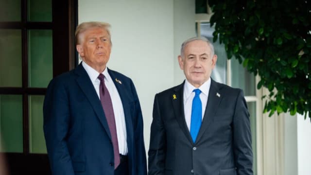 El presidente Donald Trump saluda al primer ministro israelí, Benjamin Netanyahu, en la Casa Blanca el 29 de septiembre de 2025. Madalina Kilroy/The Epoch Times