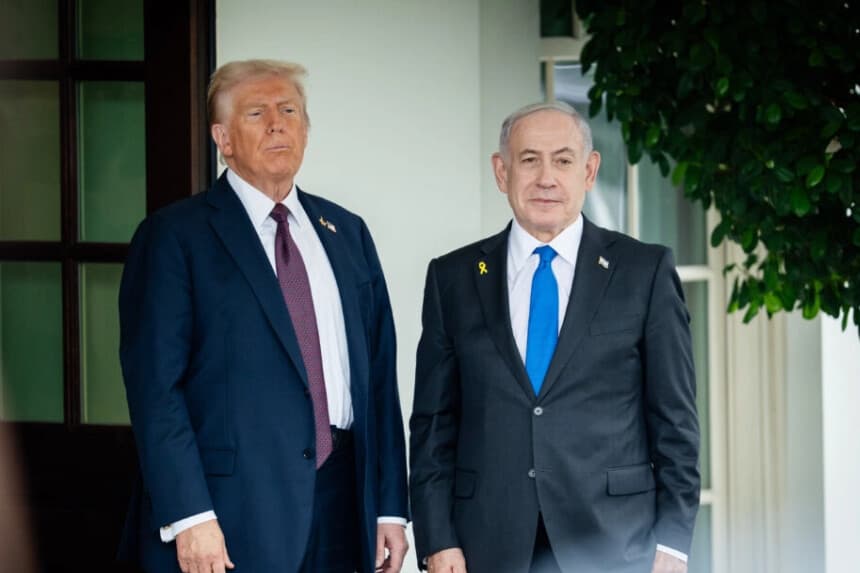 El presidente Donald Trump saluda al primer ministro israelí, Benjamin Netanyahu, en la Casa Blanca el 29 de septiembre de 2025. Madalina Kilroy/The Epoch Times