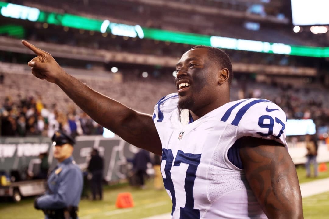 Arthur Jones (97) de los Indianapolis Colts celebra su victoria por 41 a 10 sobre los New York Jets en el MetLife Stadium en East Rutherford, Nueva Jersey, el 5 de diciembre de 2016. (Elsa/Getty Images)