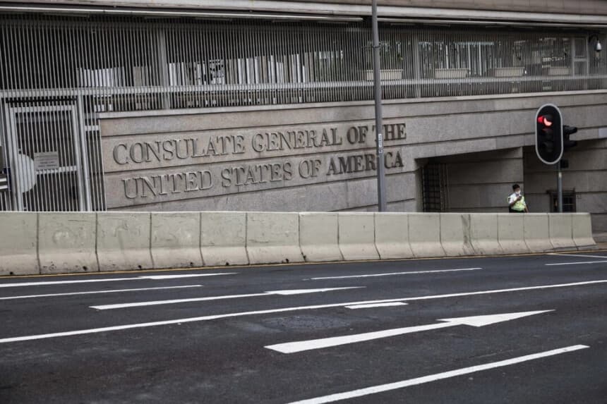 Un guardia de seguridad frente al edificio del consulado general de Estados Unidos en Hong Kong el 12 de septiembre de 2020. Dale De La Rey/AFP vía Getty Images