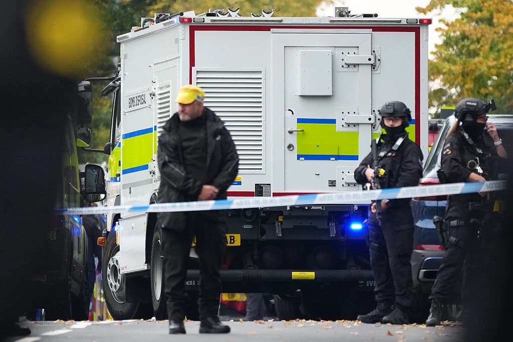 Una furgoneta de desactivación de bombas de la policía cerca de la sinagoga Heaton Park Hebrew Congregation, donde varias personas resultaron heridas tras un ataque con arma blanca y un auto en Yom Kippur, en el barrio de Crumpsall, en Manchester (Inglaterra), el 2 de octubre de 2025. (Christopher Furlong/Getty Images)
