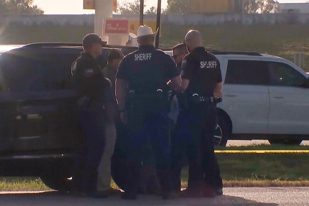 Funcionarios del orden investigan un vehículo cerca de la escena de un tiroteo mortal la madrugada del sábado 4 de octubre de 2025 en Angleton, un suburbio de Houston, Texas. (KTRK vía AP)
