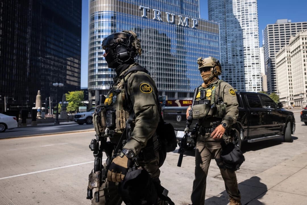 Agentes federales del Servicio de Inmigración y Control de Aduanas de Estados Unidos (ICE) y de la Oficina de Aduanas y Protección Fronteriza de Estados Unidos (CBP) caminan por West Wacker Drive en el Loop de Chicago el 28 de septiembre de 2025. (Ashlee Rezin/Chicago Sun-Times vía AP)
