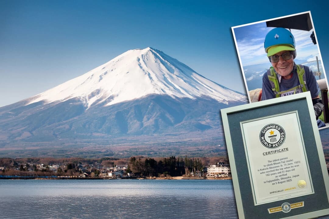 Vista del monte Fuji (Shutterstock/10 FACE); Recuadro superior: Kokichi Akuzawa posa mientras escala el monte Fuji el 5 de agosto de 2025 (Foto cortesía de la familia vía AP); Recuadro inferior: Certificado de Récords Guinness de Akuzawa. (Foto AP/Hiro Komae)
