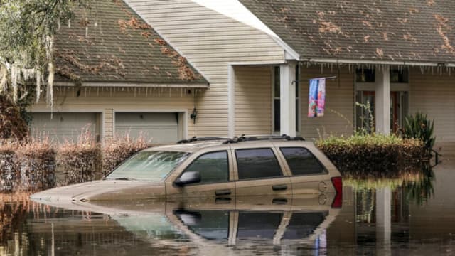 Un barrio aún inundado por el huracán Milton se prepara para que el Centro de Recuperación de Desastres de la FEMA se convierta en un centro de votación para las elecciones generales en Ridge Manor, Florida, el 4 de noviembre de 2024. Foto AP/Mike Carlson, archivo