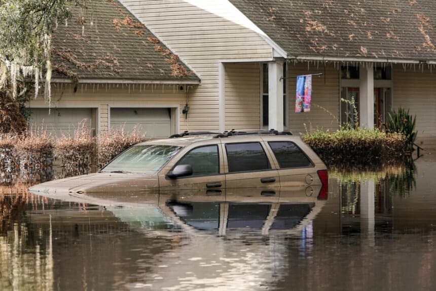 Un barrio aún inundado por el huracán Milton se prepara para que el Centro de Recuperación de Desastres de la FEMA se convierta en un centro de votación para las elecciones generales en Ridge Manor, Florida, el 4 de noviembre de 2024. Foto AP/Mike Carlson, archivo