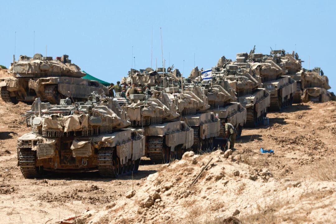 Un convoy de tanques israelíes se despliega en la frontera de Israel con la Franja de Gaza, el 16 de septiembre de 2025. (Menahem Kahana/AFP/Getty Images)