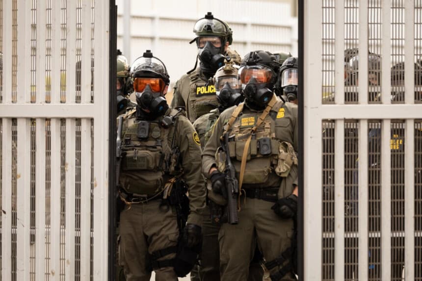 Agentes federales regresan al complejo de oficinas del Servicio de Inmigración y Control de Aduanas en Portland, Oregón, el 4 de octubre de 2025. John Fredricks/The Epoch Times