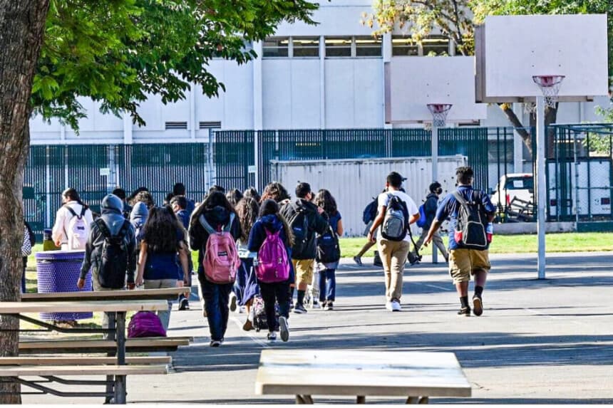 Estudiantes caminan hacia sus aulas en una escuela secundaria pública de Los Ángeles el 10 de septiembre de 2021. Robyn Beck/AFP vía Getty Images