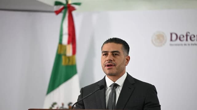 El secretario de Seguridad y Protección Ciudadana de México, Omar García Harfuch, habla durante una conferencia de prensa en el edificio del Gabinete de Seguridad en la Ciudad de México el 23 de julio de 2025. (Yuri Cortez/AFP vía Getty Images)