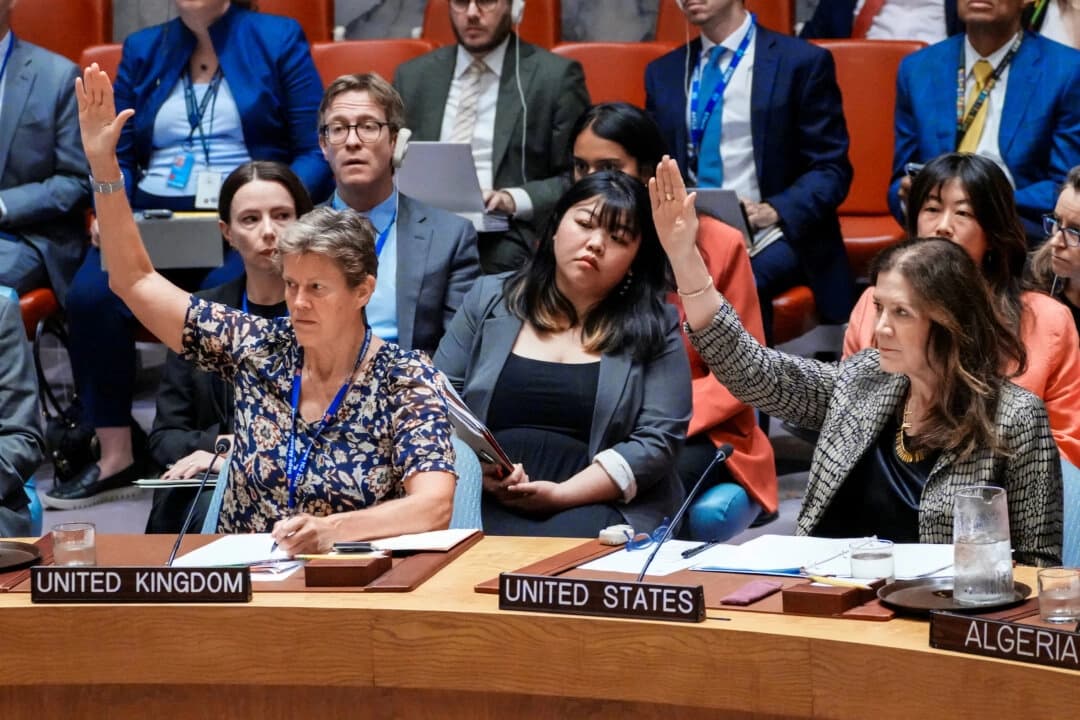 Los miembros del Consejo de Seguridad de las Naciones Unidas votan en contra de una resolución que levantaría de forma permanente las sanciones de la ONU a Irán en la sede de la ONU en Nueva York el 19 de septiembre de 2025. (Eduardo Muñoz/Reuters)