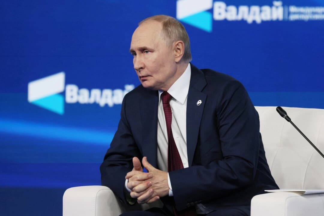 El presidente ruso, Vladímir Putin, asiste a la conferencia internacional anual del Club de Discusión Valdai en Sochi, Rusia, el 2 de octubre de 2025. (Sputnik/Mikhail Metzel/Pool vía Reuters)