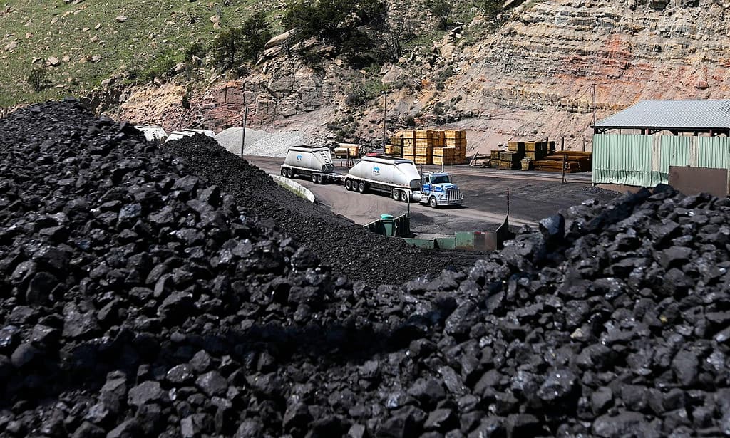 Montones de carbón esperan ser cargados en camiones en la mina de carbón Sufco, a 30 millas al este de Salina, Utah, el 28 de mayo de 2014. (George Frey/Getty Images)