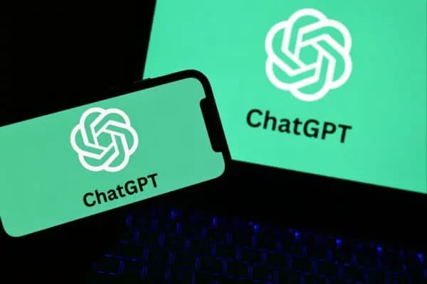 Un smartphone y un ordenador portátil muestran el logotipo del robot ChatGPT en Manta, Italia, el 4 de octubre de 2023. (Marco Bertorello/AFP a través de Getty Images)