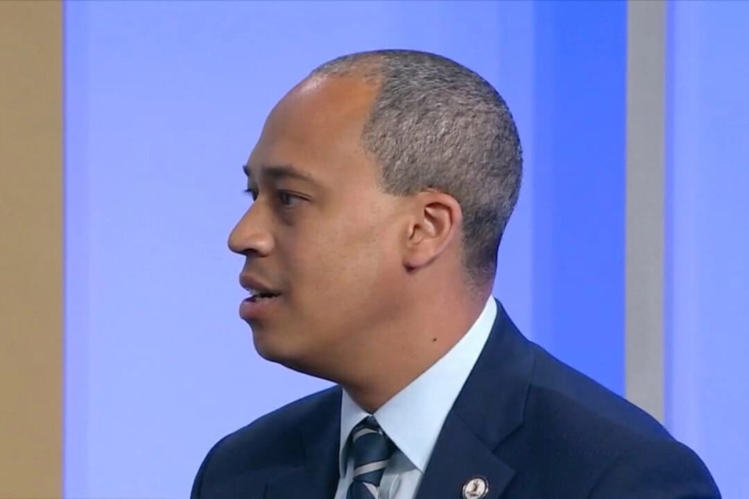 En esta captura de pantalla tomada de un vídeo proporcionado por WRIC News, el candidato demócrata a fiscal general Jay Jones habla con un entrevistador el sábado 4 de octubre de 2025 en Richmond, Virginia, sobre los mensajes de texto ampliamente condenados que envió en 2022. (WRIC vía AP)