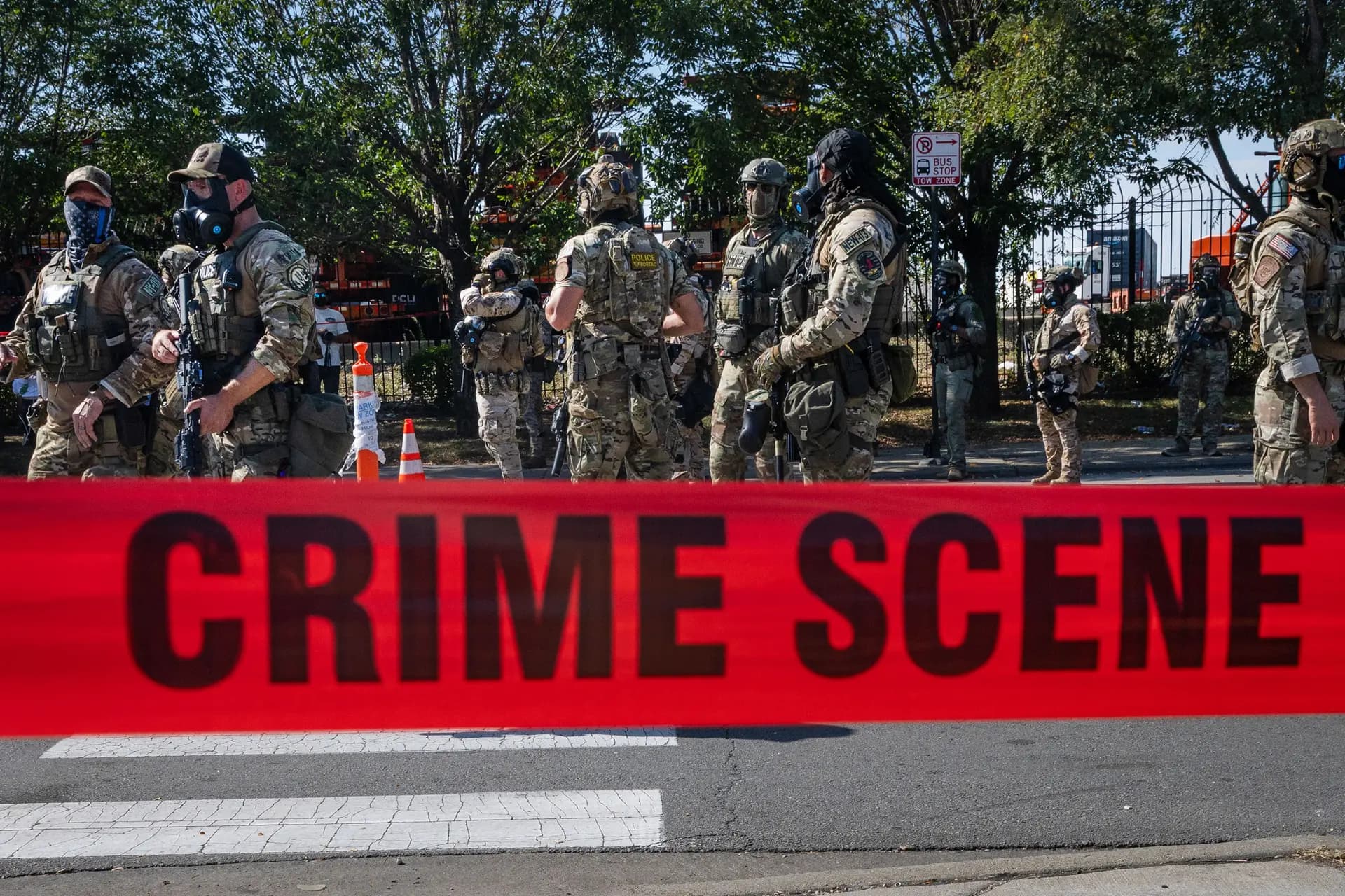Agentes federales vigilan la escena tras disparar a una mujer que supuestamente intentó atropellarlos con su coche en Broadview, Illinois, el 4 de octubre de 2025. (Scott Olson/Getty Images)