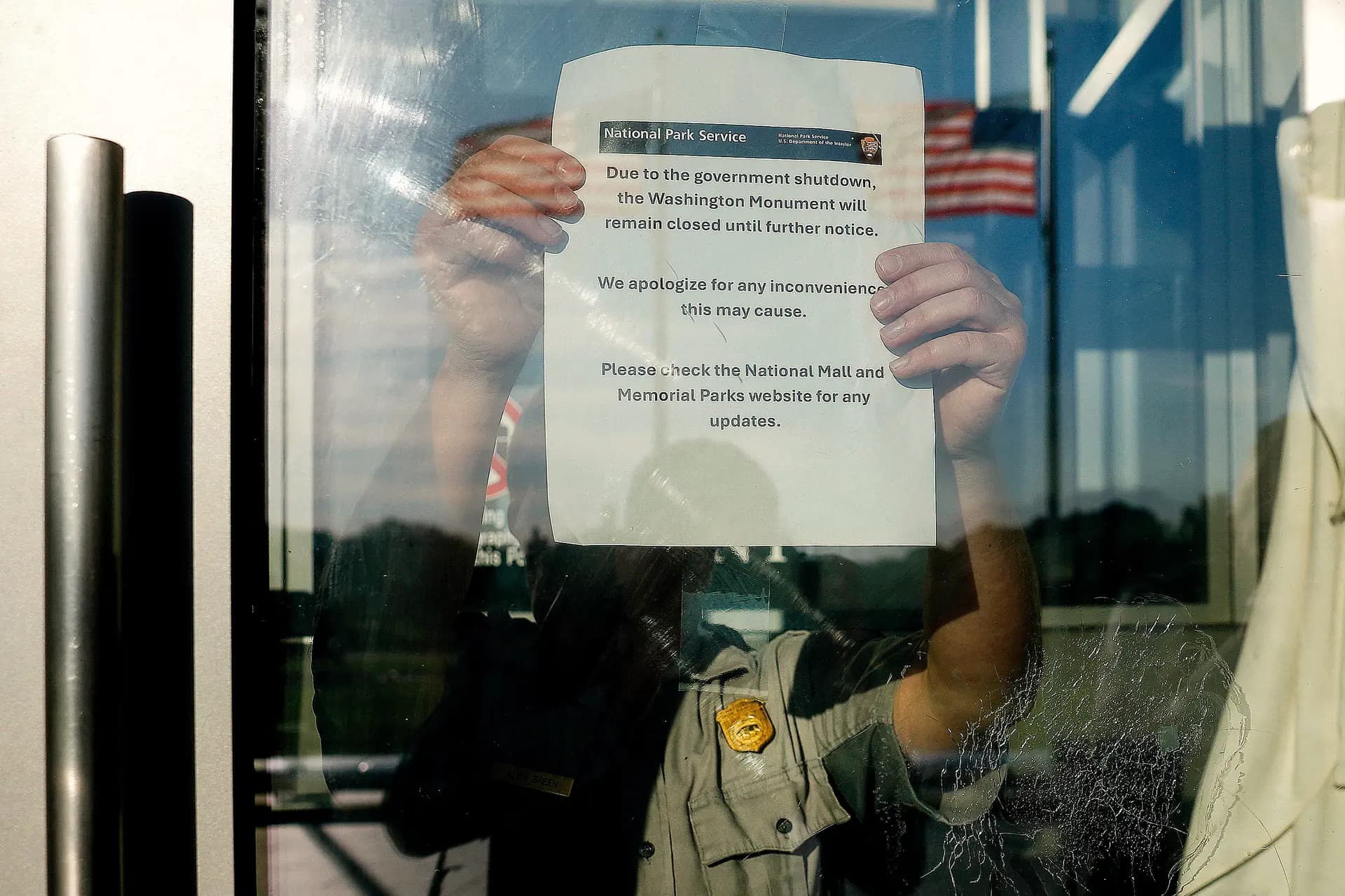 Un trabajador del Servicio de Parques de Estados Unidos coloca un cartel de cerrado en el Monumento a Washington, en Washington, el 1 de octubre de 2025. (Kevin Dietsch/Getty Images)