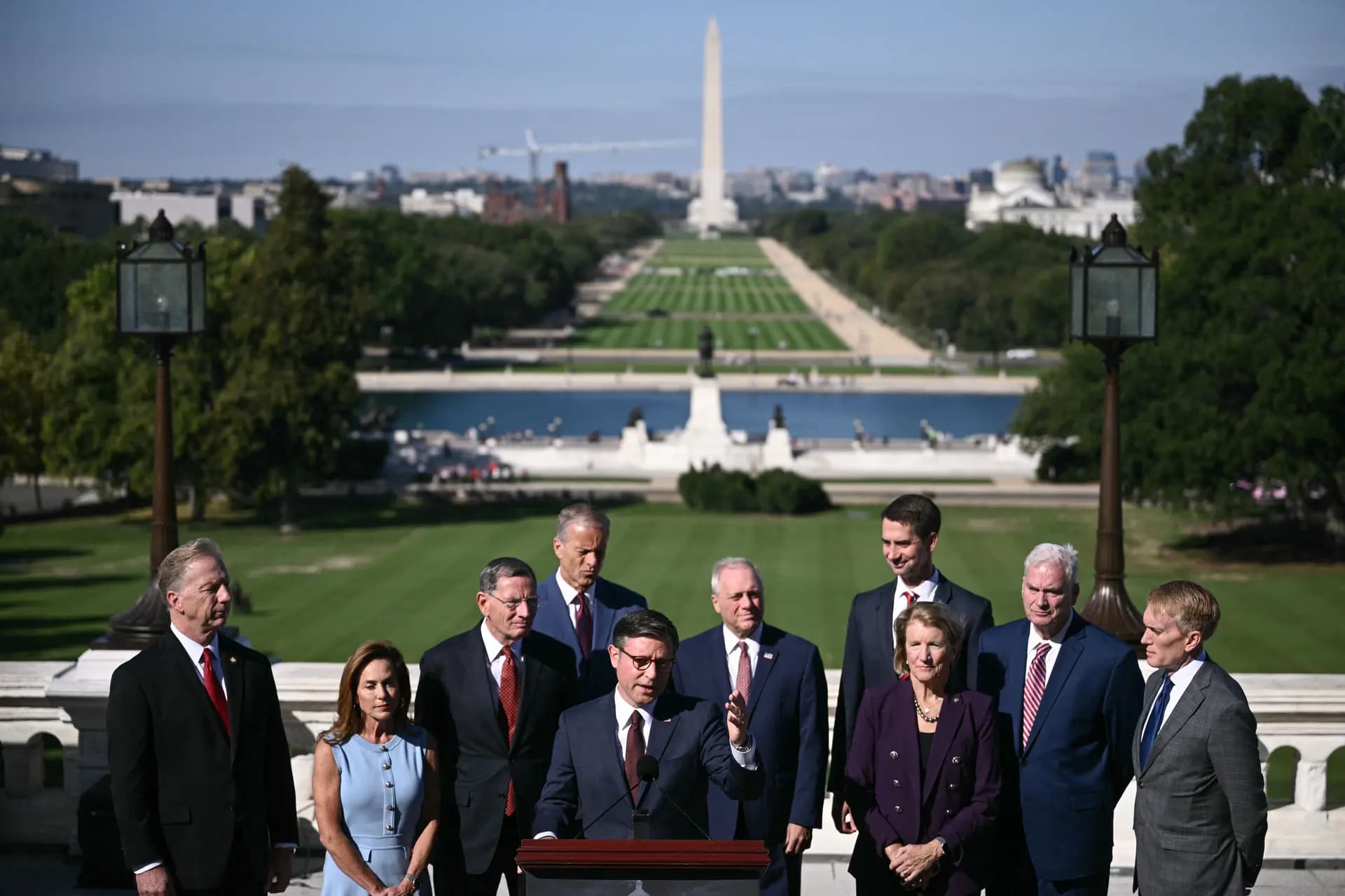 El presidente de la Cámara de Representantes, Mike Johnson (R-La.), dirige una rueda de prensa con líderes republicanos frente al Capitolio de los Estados Unidos el primer día del cierre del Gobierno en Washington, el 1 de octubre de 2025. (Brendan Smialowski/AFP a través de Getty Images)