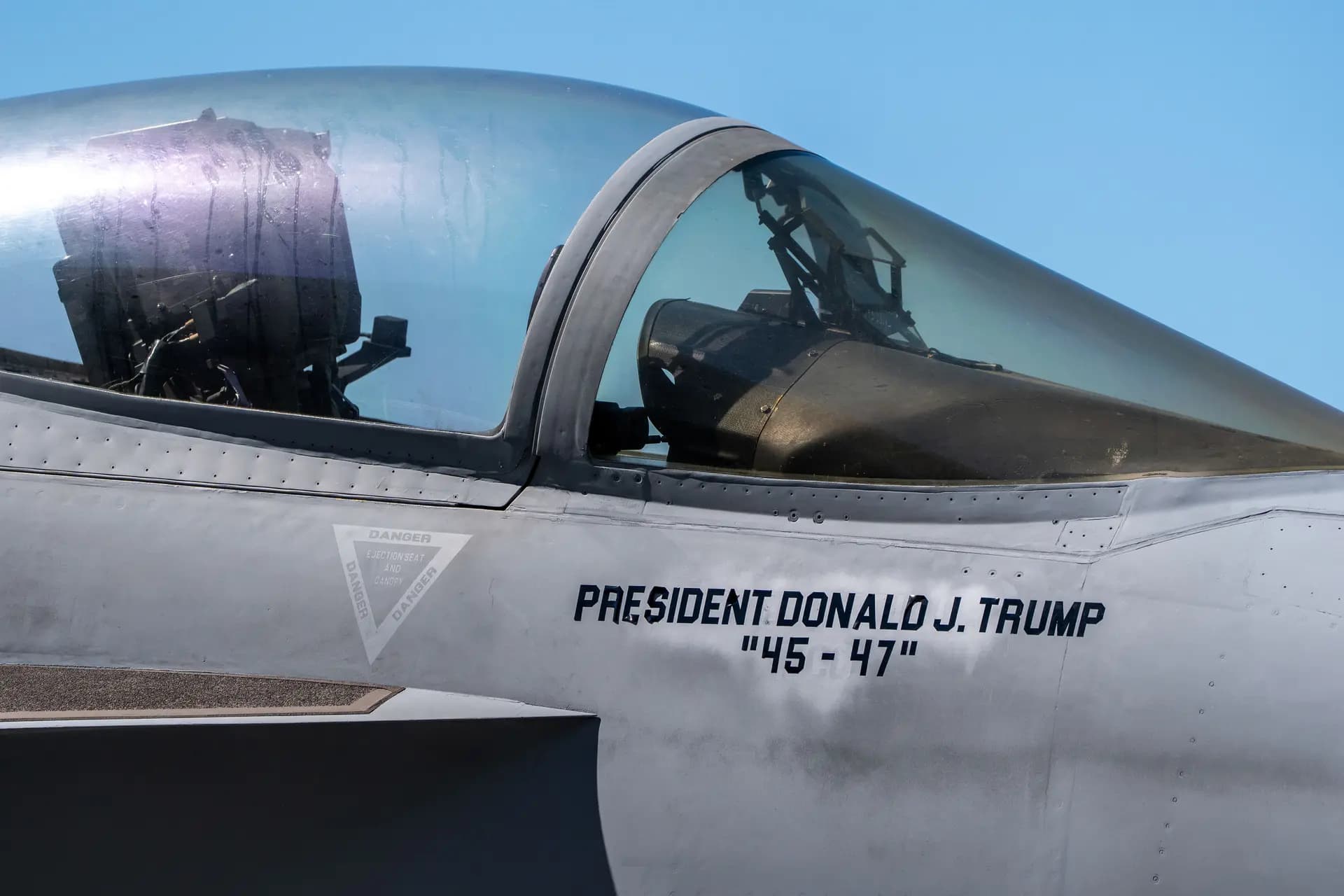 Un avión de combate F/A-18E con el nombre del presidente Donald Trump a bordo del USS George H.W. Bush en el océano Atlántico, frente a Norfolk, Virginia, el 4 de octubre de 2025. (Alex Brandon/Pool/Getty Images)