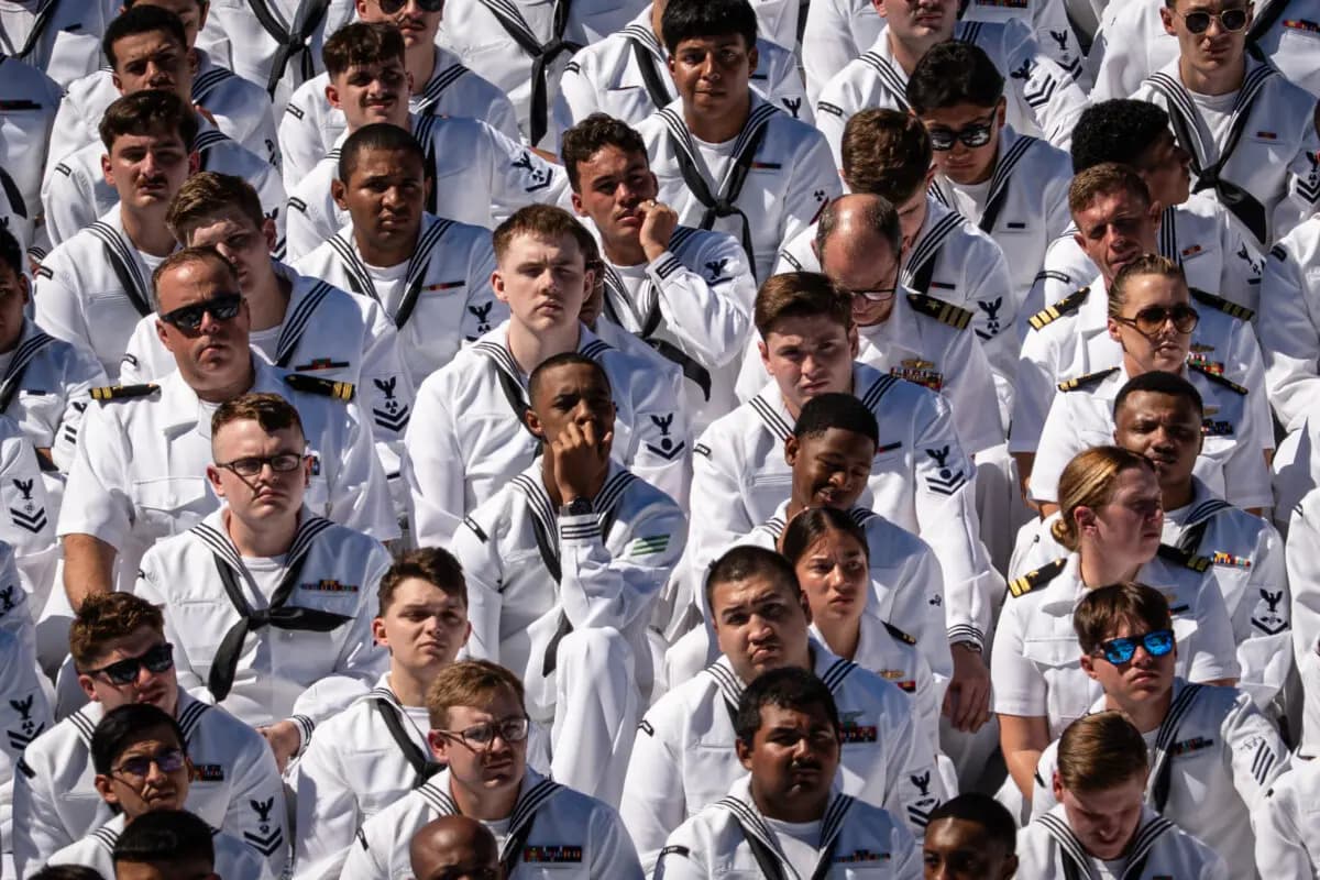 Marineros participan en "America's Navy 250 - Titans of the Sea: A Salute to the Fleet" en Norfolk, Virginia, el 5 de octubre de 2025. (Madalina Kilroy/The Epoch Times)