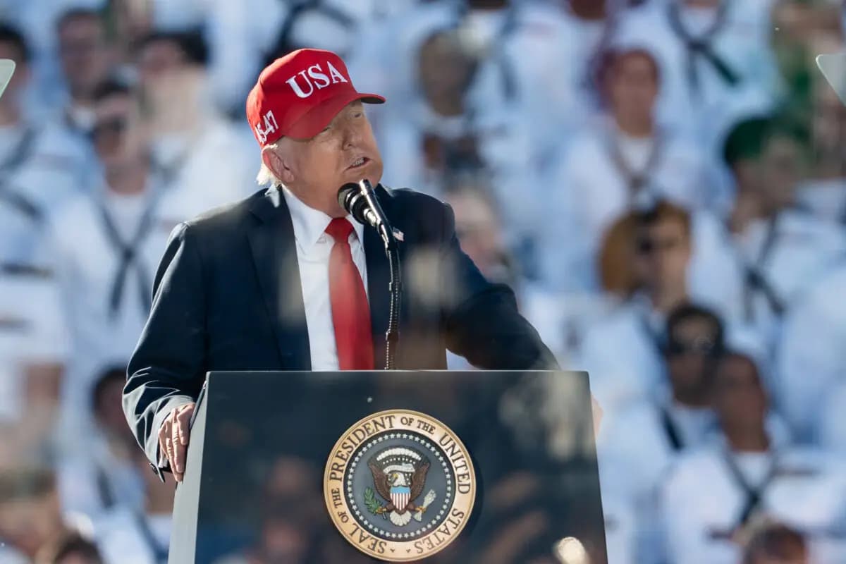 El presidente Donald Trump habla en "America’s Navy 250 — Titans of the Sea: A Salute to the Fleet" en Norfolk, Virginia, el 5 de octubre de 2025. (Madalina Kilroy/The Epoch Times)