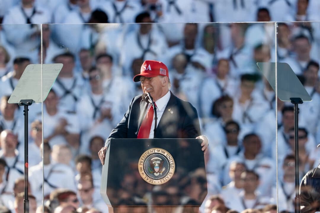 El presidente Donald Trump habla en "America’s Navy 250 — Titans of the Sea: A Salute to the Fleet" (La Armada de Estados Unidos 250 — Titanes del mar: un saludo a la flota) en Norfolk, Virginia, el 5 de octubre de 2025. (Madalina Kilroy/The Epoch Times)