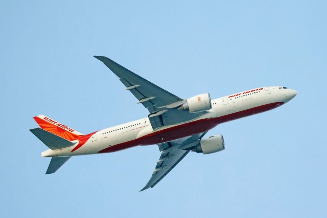 En esta fotografía de archivo, un avión de la aerolínea Air India sobrevuela el parque Nickerson Beach en Lido Beach, estado de Nueva York, el 4 de septiembre de 2023. (Bruce Bennett/Getty Images)
