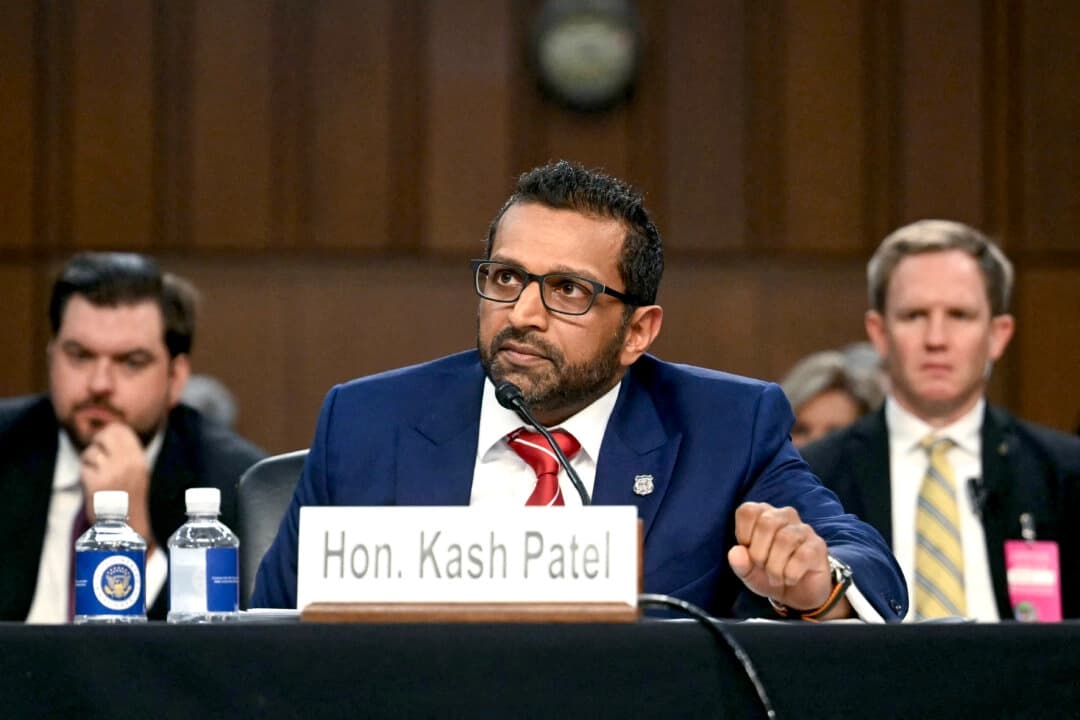 El director del FBI, Kash Patel, testifica durante una audiencia del Comité Judicial del Senado sobre la "Supervisión de la Buró Federal de Investigación" en el Capitolio, en Washington D. C., el 16 de septiembre de 2025. (Jim Watson/AFP via Getty Images)
