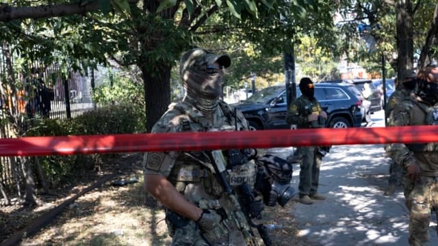 Acusan a dos personas en Chicago tras embestir vehículos de agentes federales