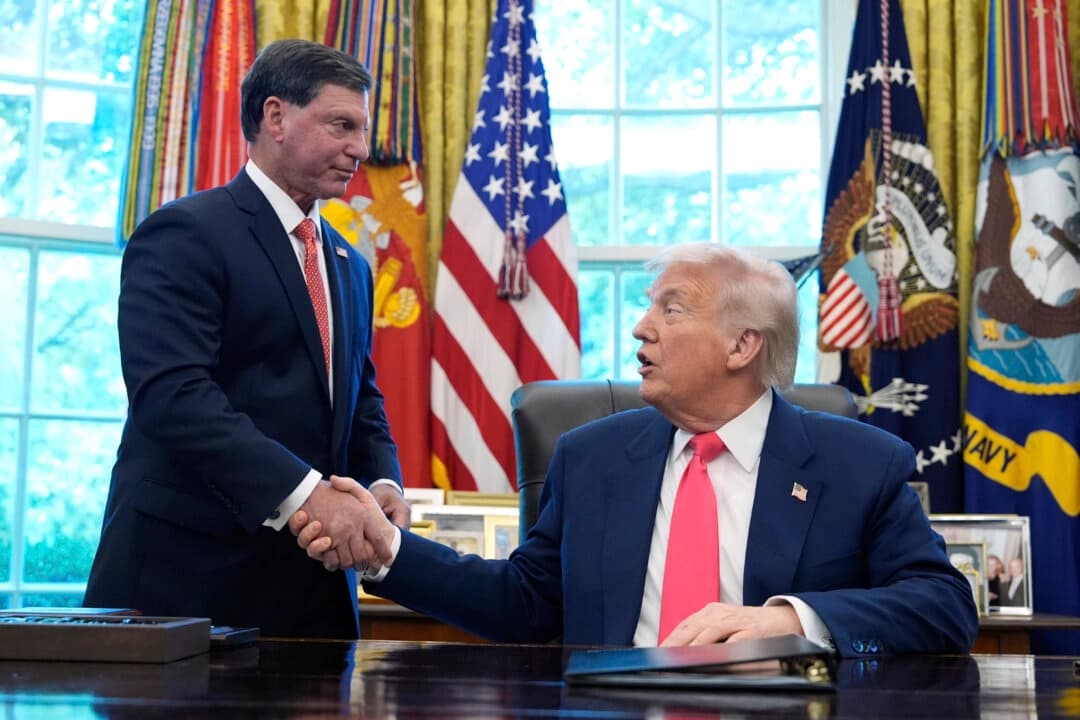 El presidente Donald Trump (derecha) estrecha la mano del comisionado de la Seguridad Social, Frank Bisignano, durante un acto celebrado en el Despacho Oval de la Casa Blanca, en Washington, el 14 de agosto de 2025. (Alex Brandon/AP Photo).