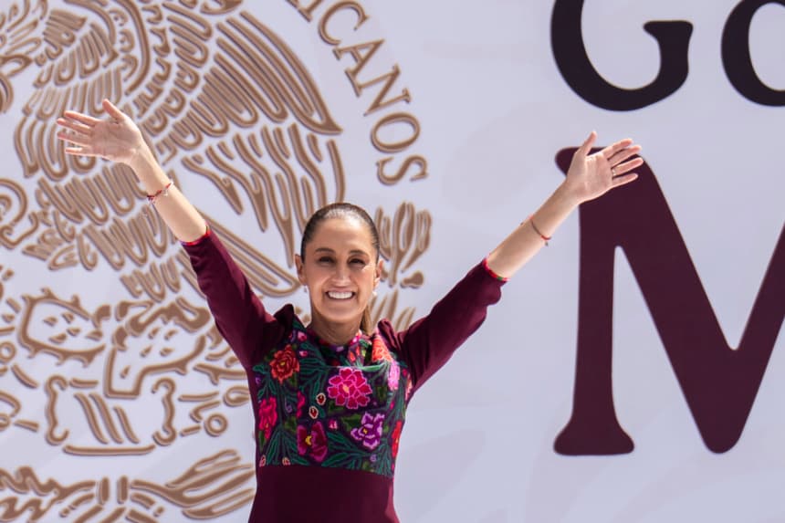 La presidenta de México, Claudia Sheinbaum, saluda a sus simpatizantes durante un mitin en el Zócalo el 5 de octubre de 2025 en la Ciudad de México. (Cristopher Rogel Blanquet/Getty Images)