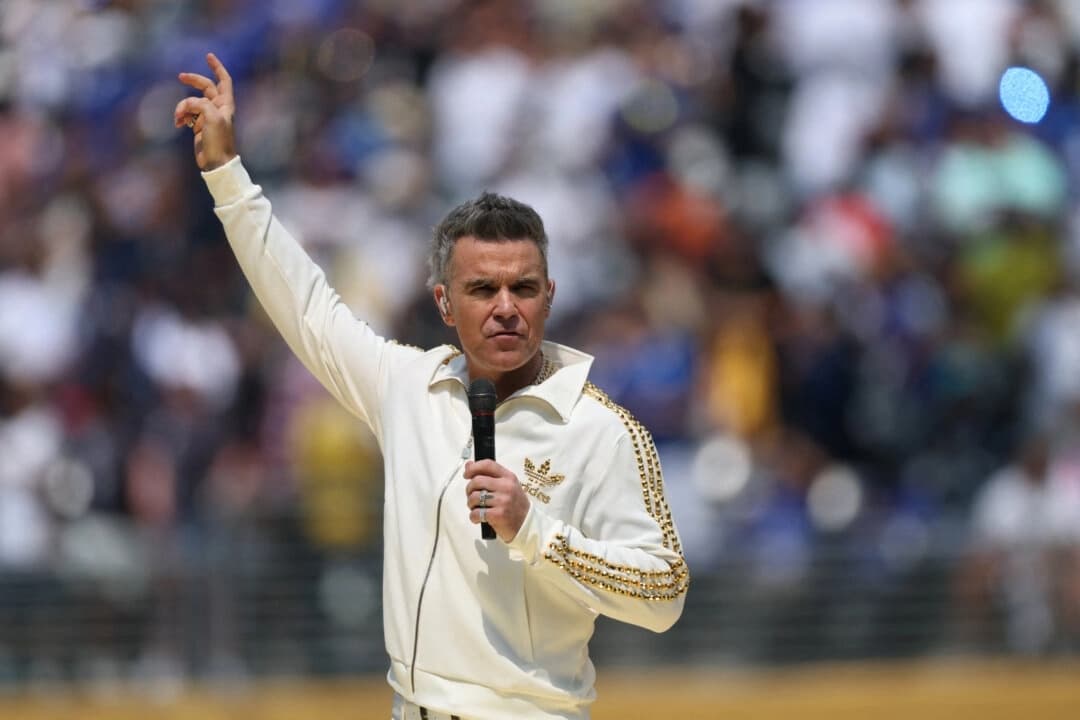 Robbie Williams actúa durante la actuación previa al partido final de la Copa Mundial de Clubes de la FIFA 2025 entre el Chelsea FC y el París Saint-Germain en el MetLife Stadium de East Rutherford, Nueva Jersey, el 13 de julio de 2025. (Lee Smith/Reuters)
