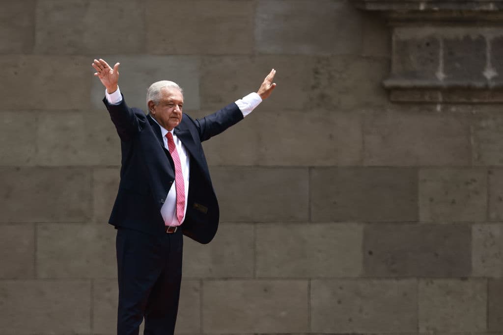El presidente de México, Andrés Manuel López Obrador, saluda durante el último Informe sobre el Estado de la Unión en el Zócalo el 1 de septiembre de 2024 en la Ciudad de México, México. (Foto de Manuel Velásquez/Getty Images)