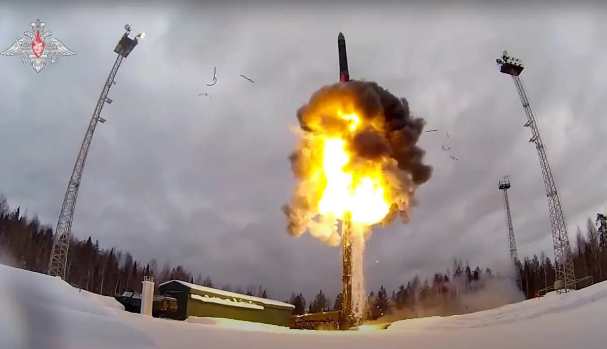 Un misil balístico intercontinental Yars lanzado desde un aeródromo durante unas maniobras militares en Rusia el 19 de febrero de 2022. (Servicio de prensa del Ministerio de Defensa ruso a través de AP).