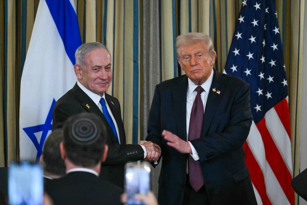 El presidente Donald Trump (R) y el primer ministro israelí Benjamin Netanyahu se dan la mano al final de una rueda de prensa en el Comedor de Estado de la Casa Blanca en Washington el 29 de septiembre de 2025. (Andrew Caballero-Reynolds/AFP)