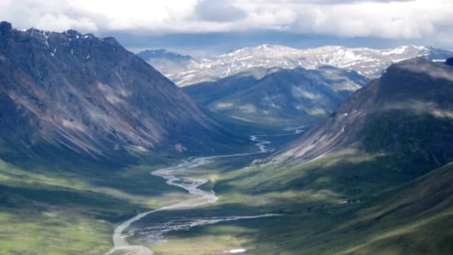 Trump firma una orden para aprobar una carretera minera de 211 millas en Alaska