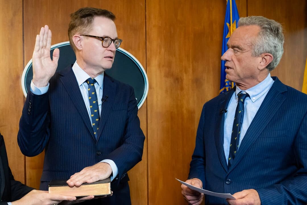 Jim O'Neill (izq.) es juramentado por el secretario de Salud, Robert F. Kennedy, Jr., como subsecretario de Salud, en Washington el 9 de junio de 2025. (Amy Rossetti/Departamento de Salud y Servicios Humanos vía AP)
